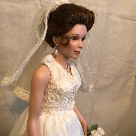 “Camellia” A porcelain bride doll from Ashton-Drake Galleries, by Bill Hanson. - Picture 5 of 8